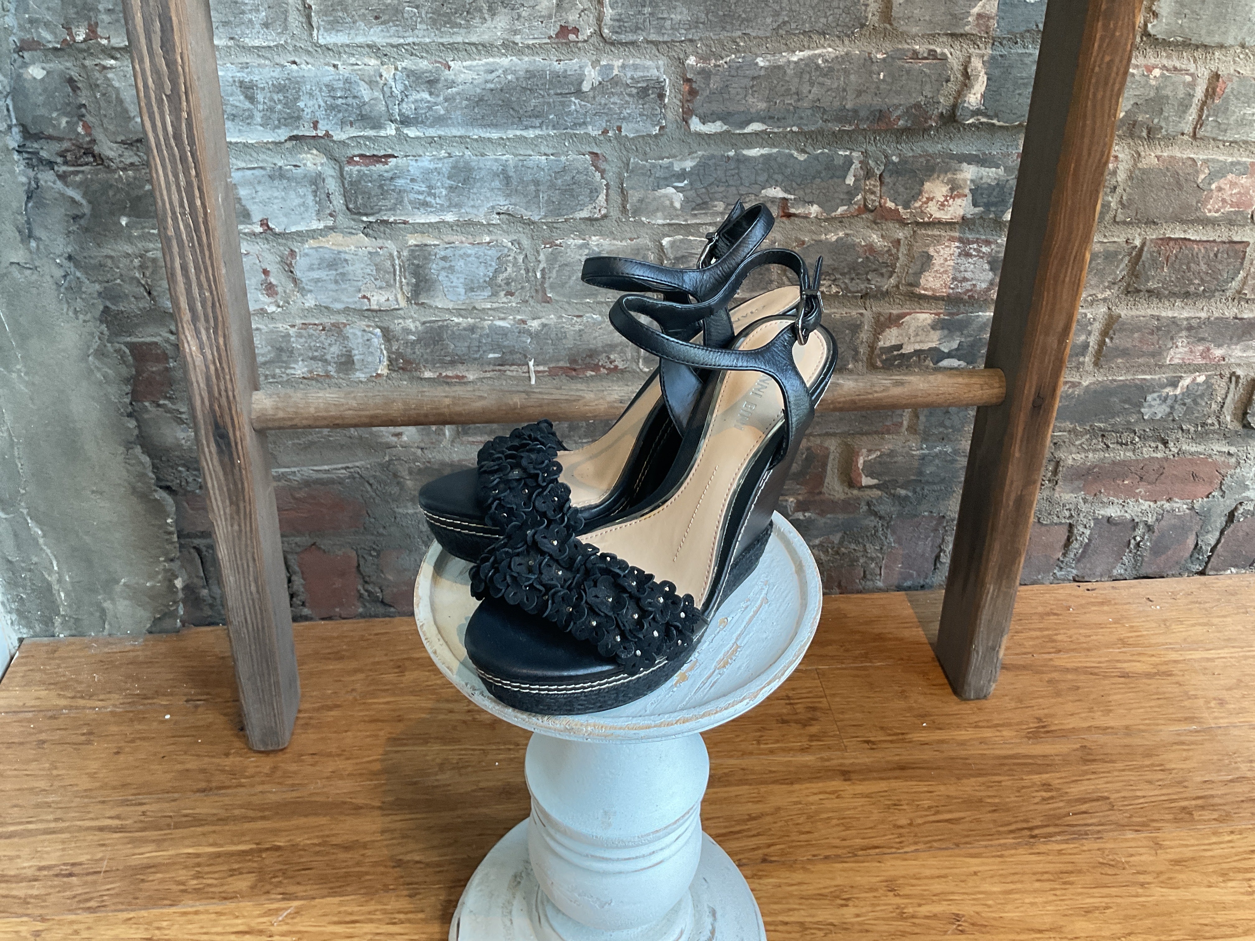 Gianni Bini Black Wedge w/Floral Appliques 7.5