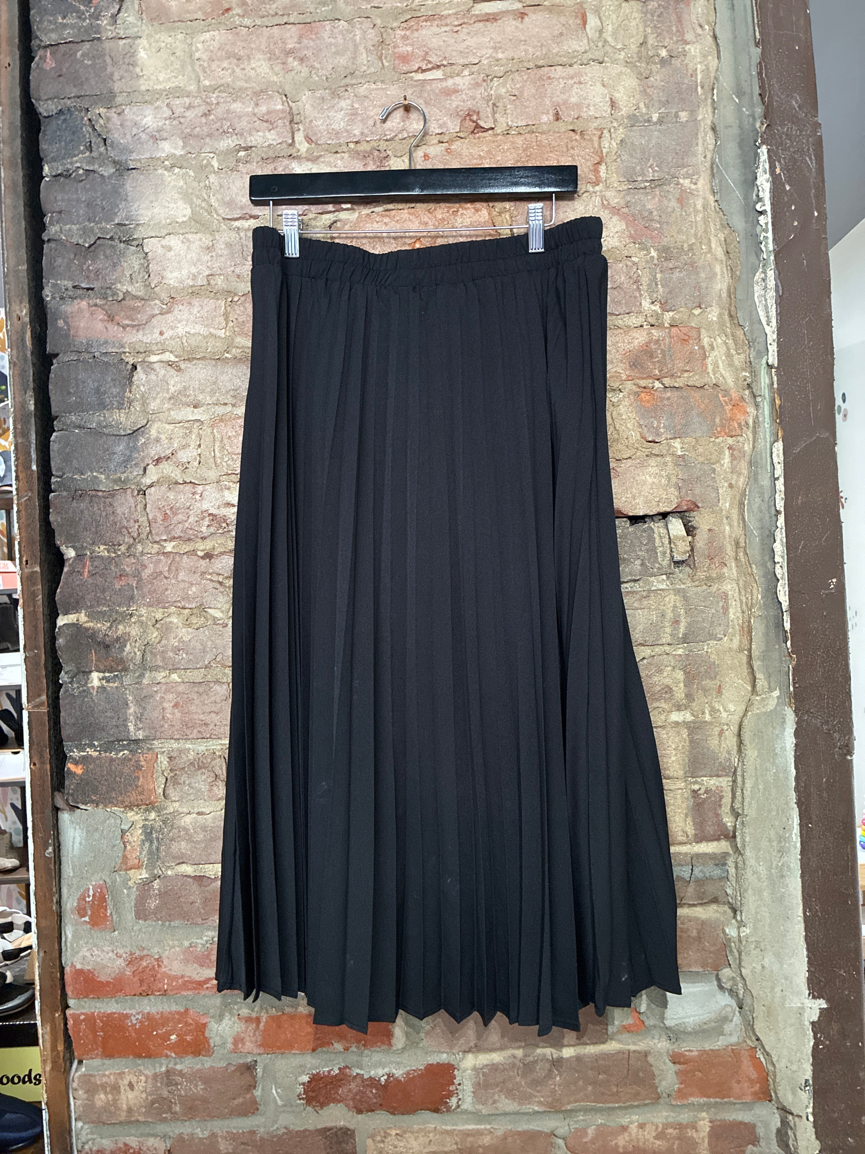 Black Pleated Midi Skirt - XL