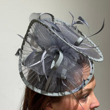 Load image into Gallery viewer, Grey Fascinator w/ Feathers